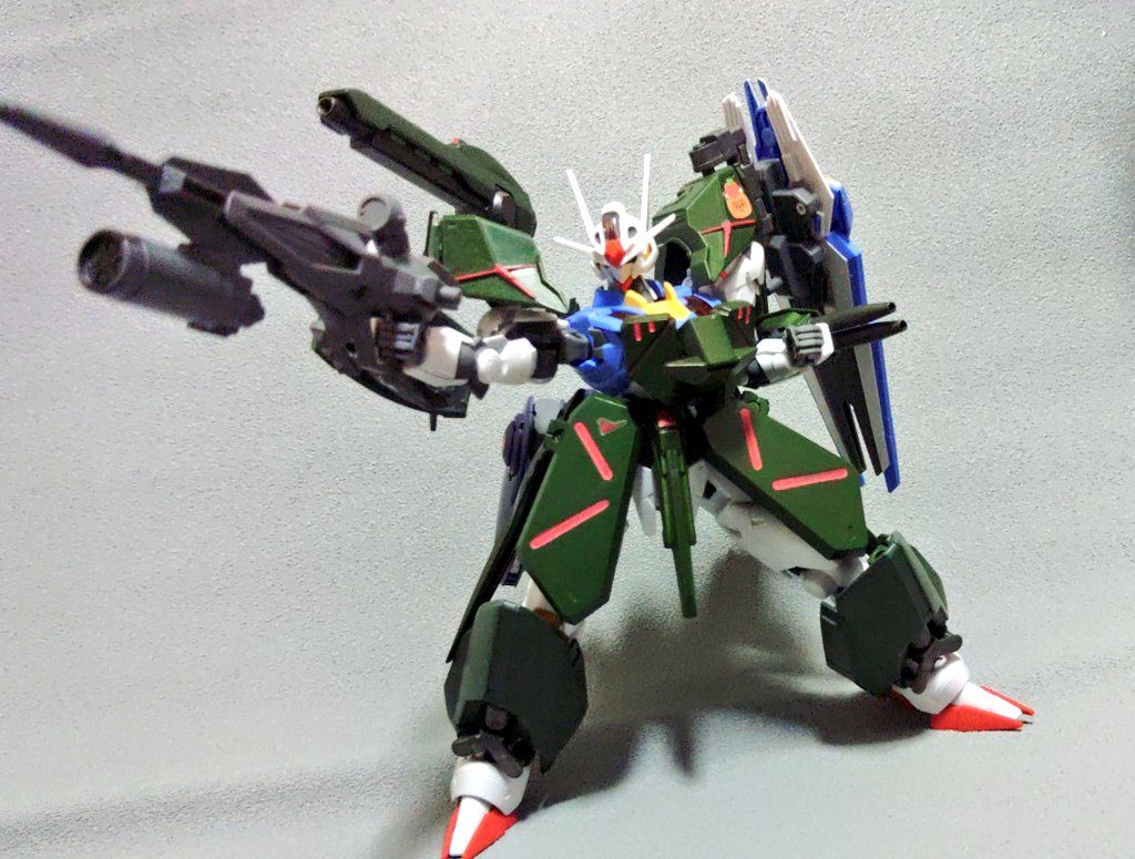 武装は強化ビームライフル+多目的ランチャー左腕に2連装ビームキャノン右肩にロングレンジレーザー砲