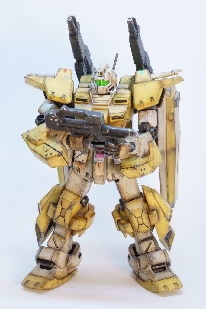 ゴーグルの中(頭部側)をシルバーで塗るとゴーグルのギラギラ感が増して良い感じに。発光も蛍光塗料も無しにライティングだけで、このギラつき。あとは、なんとなく両肩に航空機のようなナビゲーションライト。