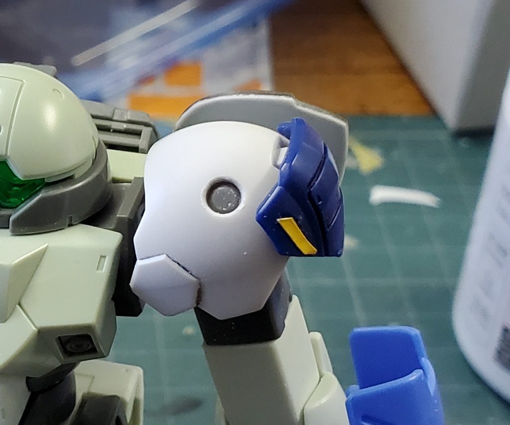 肩の〇もドリルで開口して市販のディテールアップパーツでそれっぽく表現しました。ガントレットの〇も同じです。 塗装はレッド部以外はガンダムマーカーエアブラシで塗装しました。使った色はガンダムマーカーシャインシルバーガンダムマーカーメカグレーガンダムマーカーダークグレー(MSVセット)ガンダムマーカーメタリックオレンジタミヤカラースプレーモンザレッド仕上げコートにはターナーのグロスバーニッシュをエアブラシで吹き付けました。 名前はスモーに関係のある単語で個人的に印象深かった「ユニバァァァス！！」から取りました。