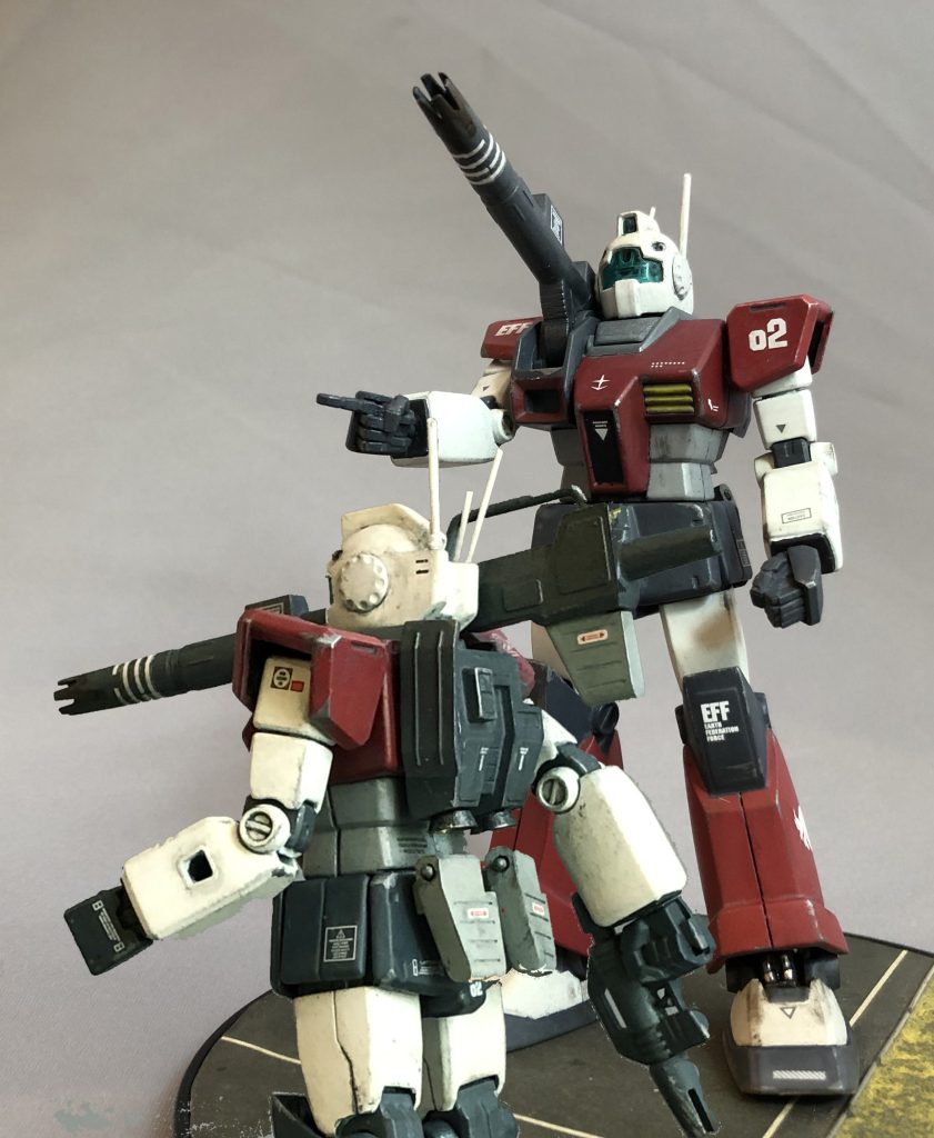 左手同様ビルダーズパーツを改造し右指さし手も用意したので、箱絵再現ポーズをとることも可能→ということで、簡易合成で再現しました。