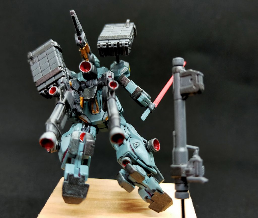 バズーカーは後方に投げうった感じがでました。アーティファクトは背面のスラスターがどれもカッコいいですね