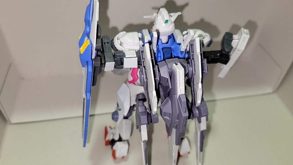 左腕のシールドを、バックパックからアームでの接続に変更ルブリスのバックパックを増加スラスター(パージ可能)として取り付け(塗装前)