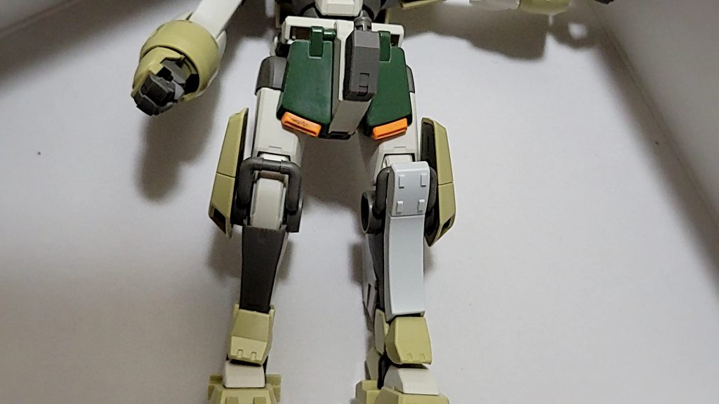 フロントスカートはザクウォーリア、足にサンボル版陸戦型ガンダムのパーツを追加