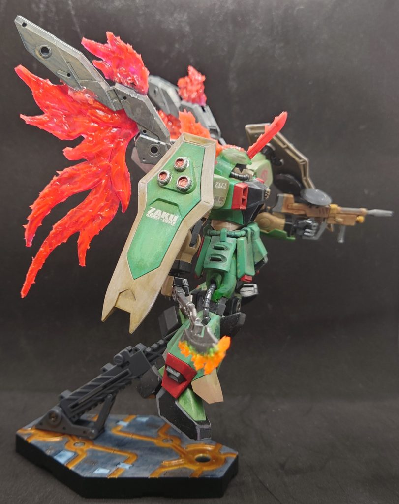 光の翼が出るとザクファントムからシルエットがジンに見えたらなあと思いながら作りました今回平成ザクジム合戦くらくらＲ4というイベント用に作成しました。ほんとギリギリの時間の作成でヒヤヒヤしながら作りました。本当はフルクロス的な装備も作ってはいたのですが、時間がなく断念。何かをするということはなにかしないことを選ぶこと今回痛感しました