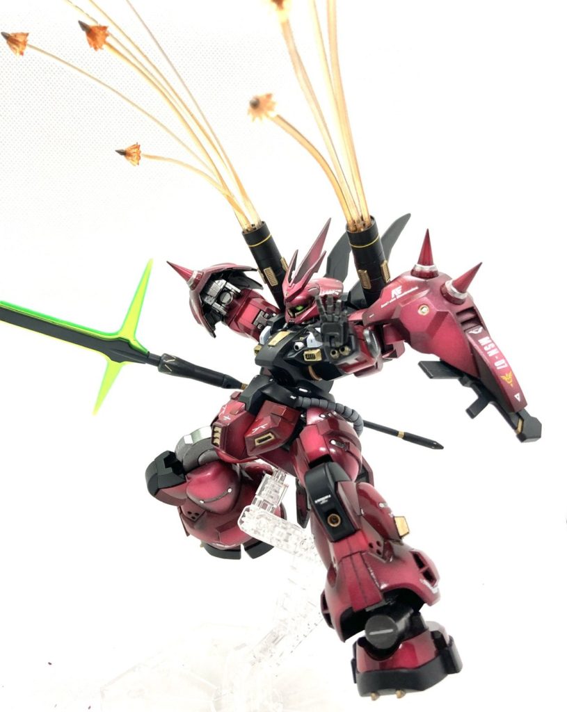 裏から戦争をコントロールするアナハイム社は、この試作機を含め、いくつかの新兵器を袖付きへと譲渡しようとしたが、これを察知したミネバ率いるメガラニカの勢力が妨害に入り戦闘状態に。巻き込まれた若きニュータイプ、ボブ・ゼタークの助力もあり、バナージ・リンクスの部隊が本機を奪取。「待て!俺は敵じゃない!!やめろ!まだ死にたくない。俺はまだあいつに…うぉおおおおおお!!!」以後、ボブ・ゼタークの乗機となり、活性化しつつあったマフティーをはじめとする反地球連邦組織と地球連邦軍の武力衝突を回避させるため、幾多の戦場を駆け抜けていくことになる。…という妄想のワンシーンです。アナハイムとネオジオンの両方のマーキングがある珍しい機体になりました。最後までお付き合いいただきありがとうございました。ズングリした体形なのによく動く、とても楽しいキットでした