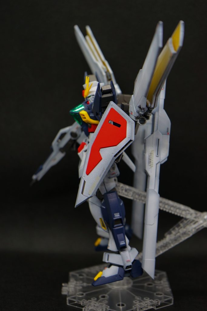 サイド、シールド側。一応関節部や武装等は、あまり見えませんが、メタルブラックで塗装しています。塗装の影響で、付属のシールが少し見辛くなってしまったところも反省ですね。