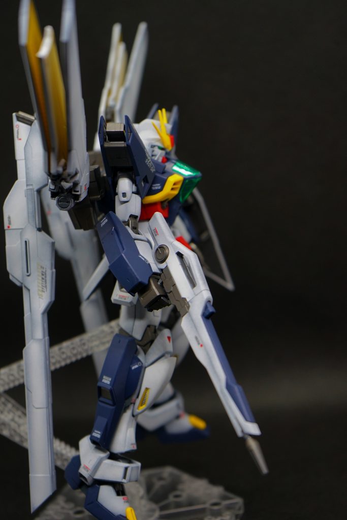 サイド、武器側。背部のツインサテライト部分がないと、実は結構シンプルな造形のガンダムですね！宇宙世紀でも有り得そうな見た目です。