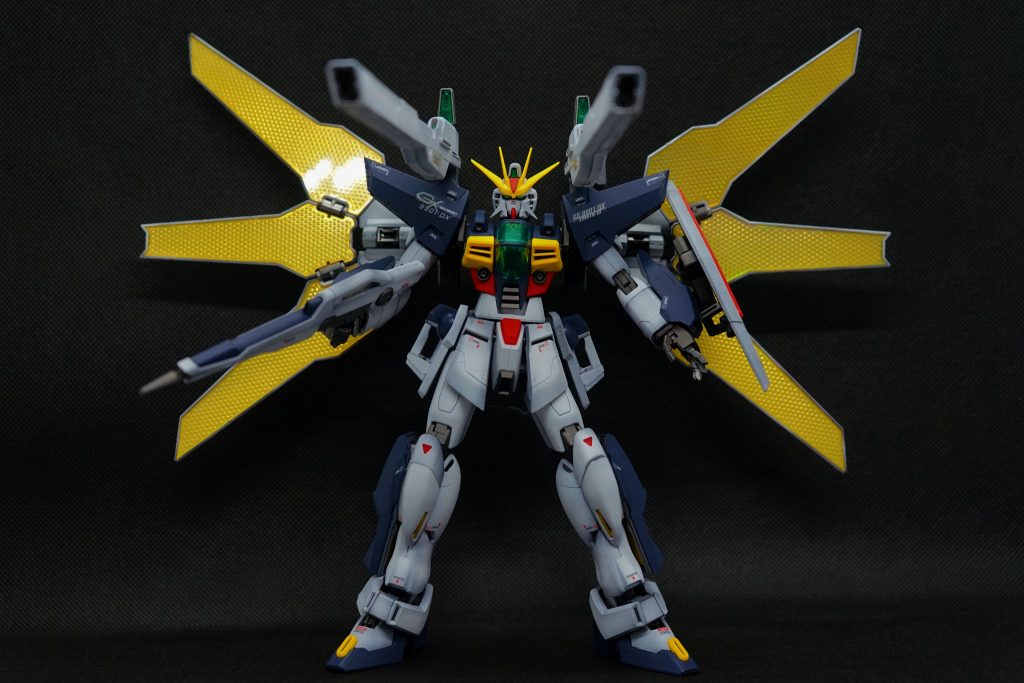 月は見えているかホロシールがとても良い輝きを見せてくれます。作成中横に置いていたので、たまに光を反射して、目を攻撃されました。