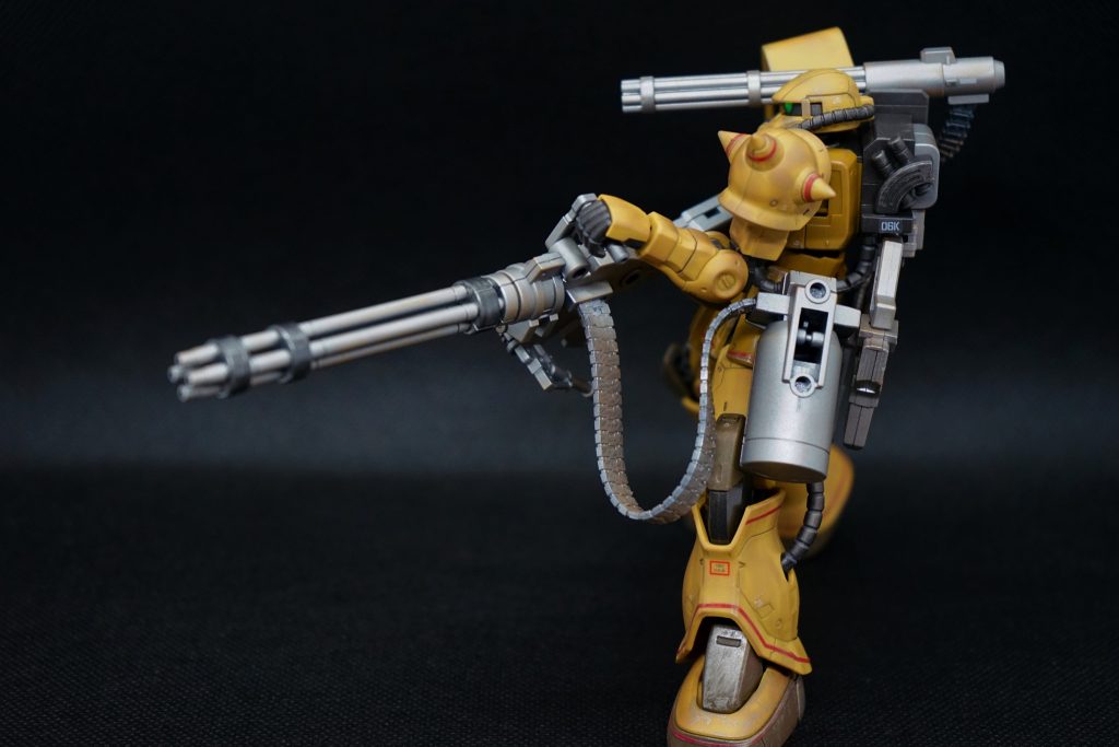 側面撮影その一武装類はアイアンで塗装し、エナメル塗料で部分塗装を施しました。デカールなどのシール類をウェザリングに馴染ませるのに苦労しました。