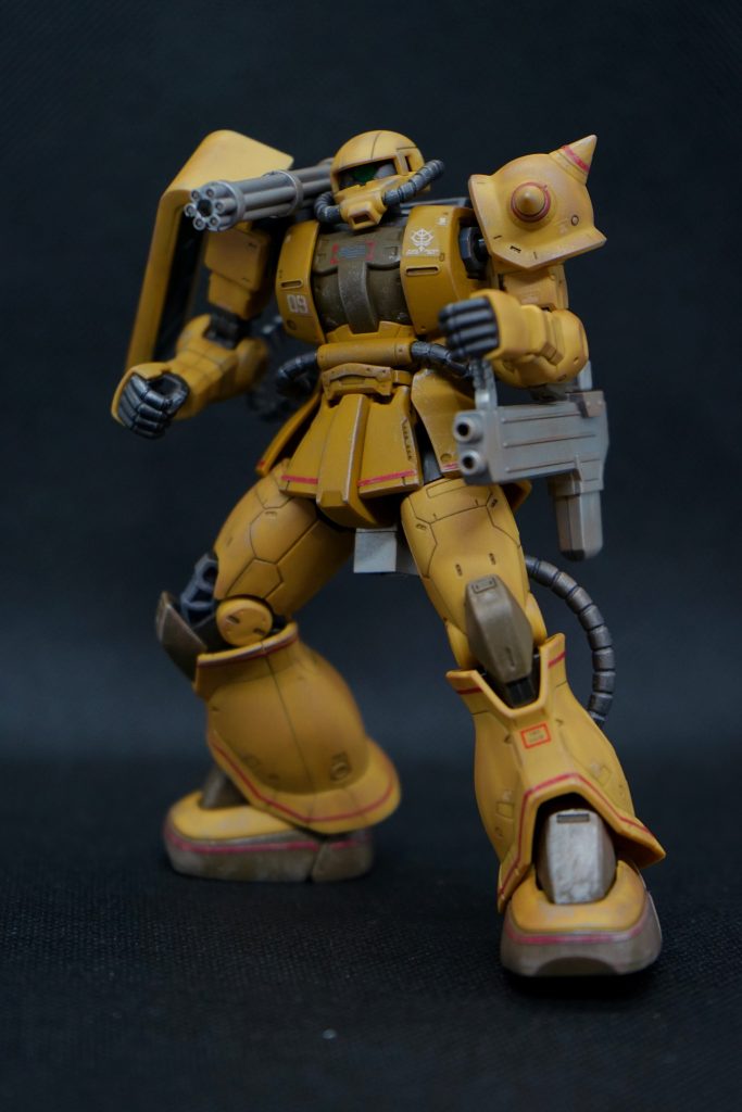 腰部ガンは武装の兼ね合いを見て片方のみ装備。モノアイをクリアパーツに変えた結果、ライトを当てないとやや見えにくいですね。