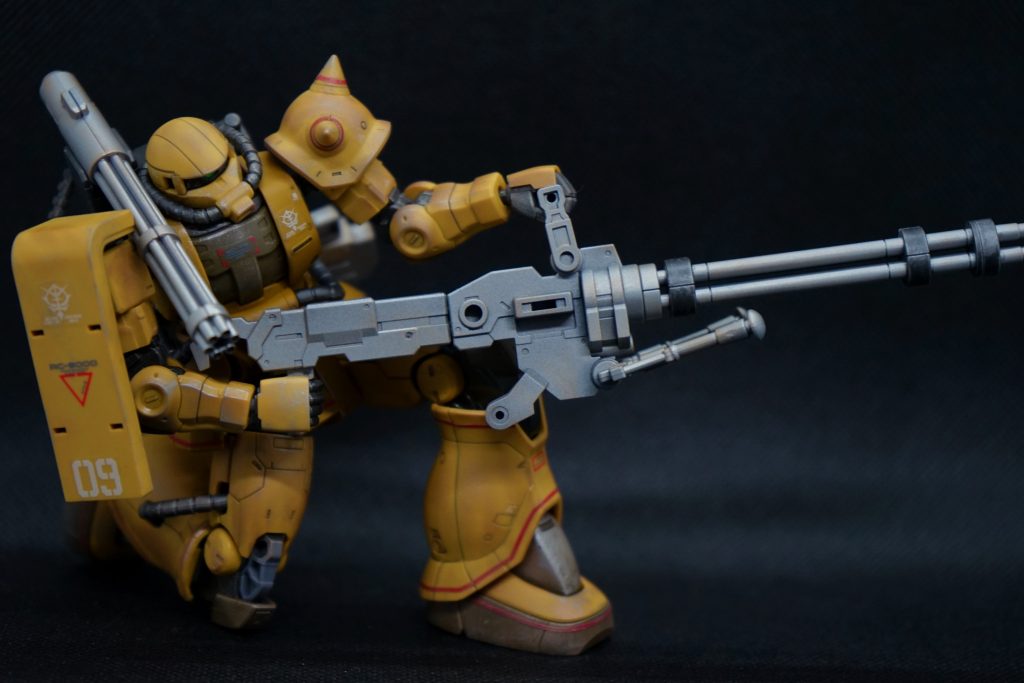 構え撃ち。考えたら肩部のガトリングが下を向いているので、ちょっと謎の構図ですね。砂塵に紛れて撃っているイメージです。