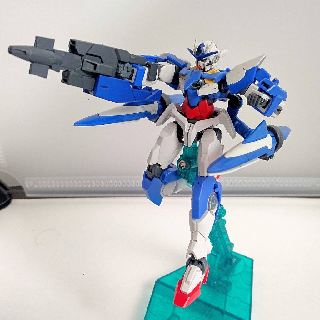 折りたたまれた部分を展開してスナイパーライフルモードへ。貫通力の高いビームを照射可能。