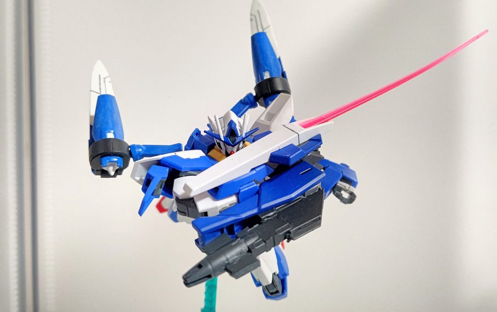 アメイジングエクシアのGNソードシールド部分を移植しているのでビームサーベルも展開できます。