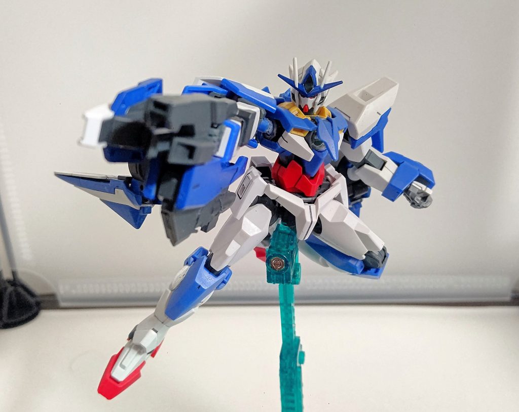 射撃武器として、GNソードⅢをベースに改造したメビュームライフルを装備。三連ライフルモード時は連射が可能。