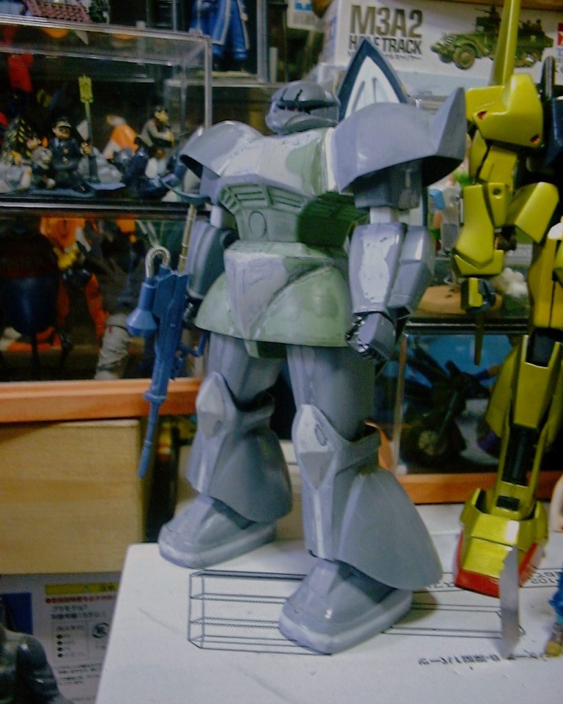 右側に写っているのが旧キット百式です。(MGでは無いので・・・・(汗))改修ポイントが分かる写真です。(おそらくは?3、4回目の改修のときだと思います。プラ材とタミヤパテだけで作ってあるのが・・・・(汗))