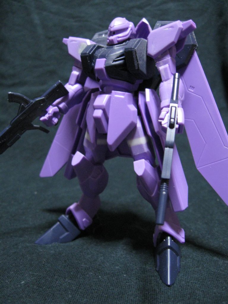 コレクションシリーズのディンを頭部の小型化、胸部ユニットの小型化、脚部のカット＆プラ板での延長、面出しを行っています。（写真でもフライングで所々削り込んでいます。）