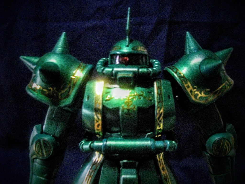 タミヤスプレーのライトガンメタル⇒メタリックグリーン⇒クリアーの光沢の吹き重ねです(笑)