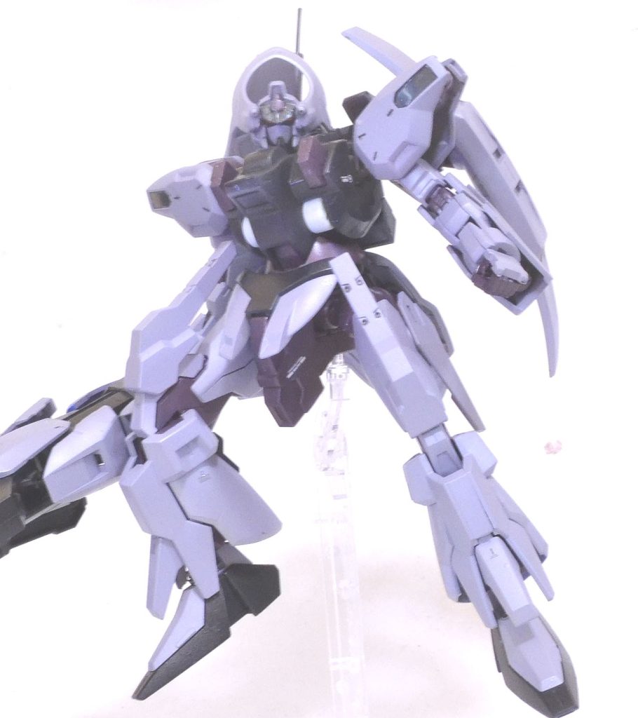 腕はグシオンリベイクフルシティ、脚と顔はAGE-FXをベースにしています。シュバルゼッテを見て第一印象が鉄血ぽいなと思ったので脚も鉄血でしたがそれではちょっと面白くないので脚は替えました。