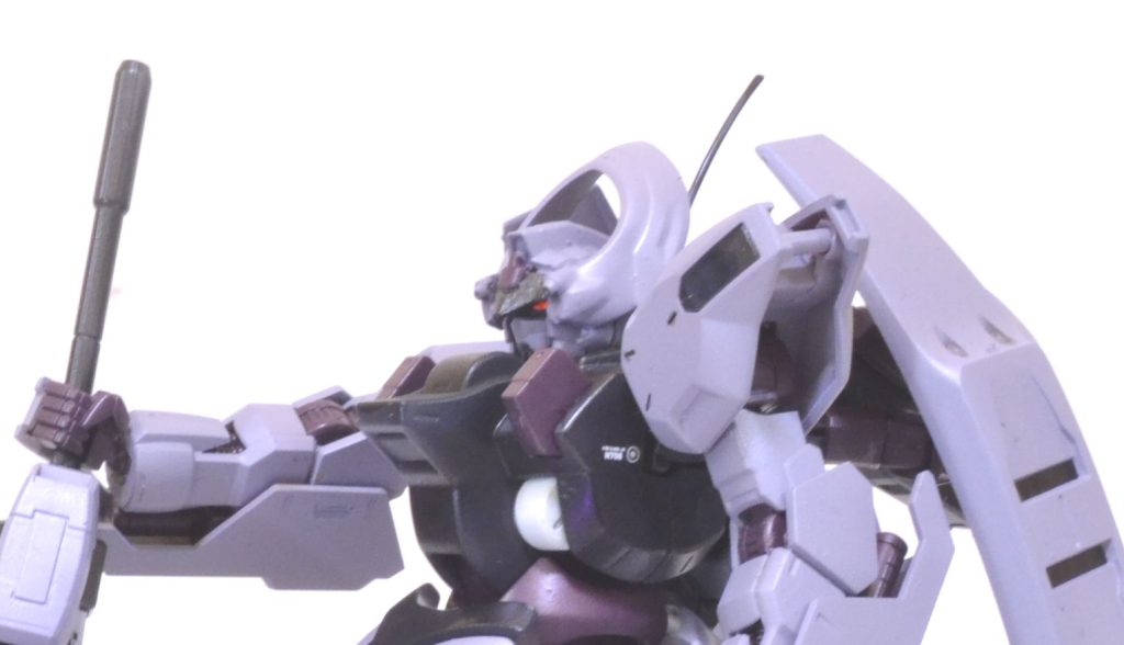 頭部アップ初めてツインアイを塗装したのですが、AGE-FXってひさしがでかくてほとんど見えないですね。当初ダリルバルデの輪っかをつけただけの状態でこれでイイとなったのでガンダムフェイス定番のブレードアンテナは付けませんでした。代わりに背中に伸ばしランナーアンテナを装備。なんかプロトタイプっぽいと自己満足。