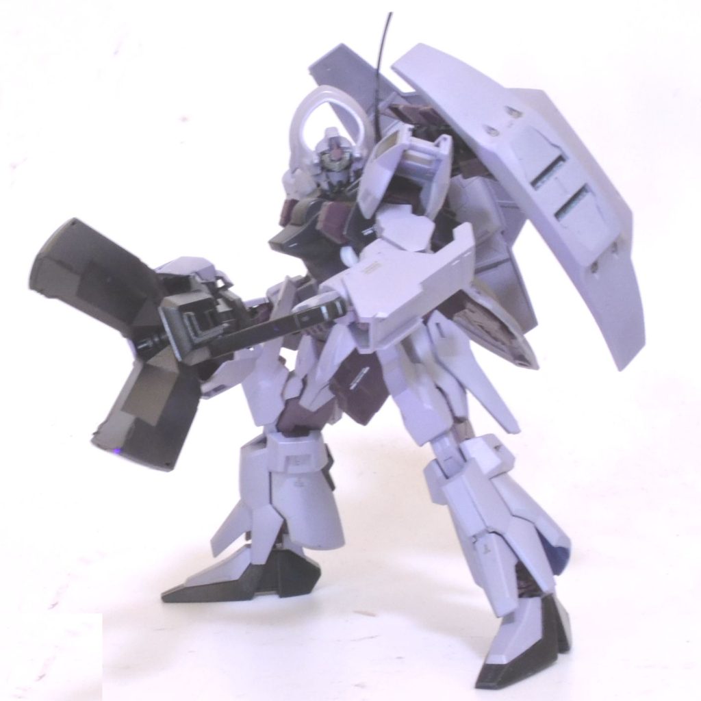 自分で作っておいて言うのもなんですが、謎の武器の詳細はわかりません(笑)鈍器のように使ったり、開口部からビームが射出される設定です。