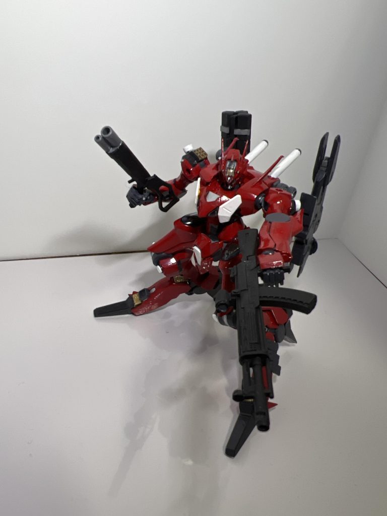 武装は右手にショットガン、左手にアサルトライフル。右肩にミサイル、左肩にレーザーキャノンの中、近距離機体