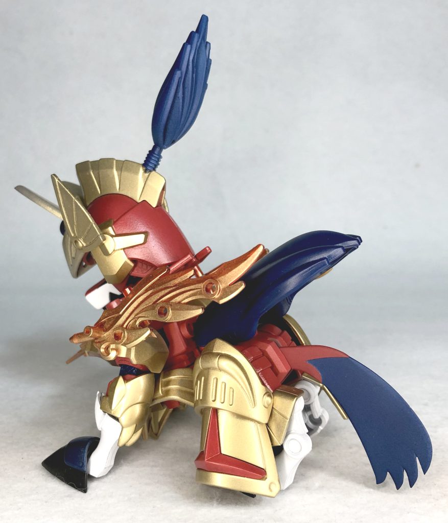 バックショットバーサル騎士ガンダム時の肩パーツを接続上手く使い足元に設置防御力高そうなのがたてのおうザマゼンタにぴったり！また背中を覆う体毛にあたるパーツも増設ボリュームとインパクトの強化に一役買ってくれてます！