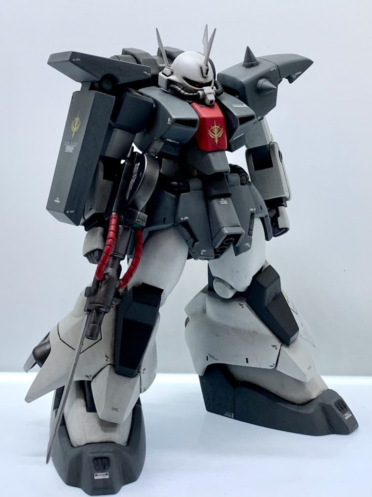 股関節を前に4ミリ。足首の軸をカットして斜めに再接着。肩軸を後ろに1ミリズラす。関節位置の調整はそれくらいです。