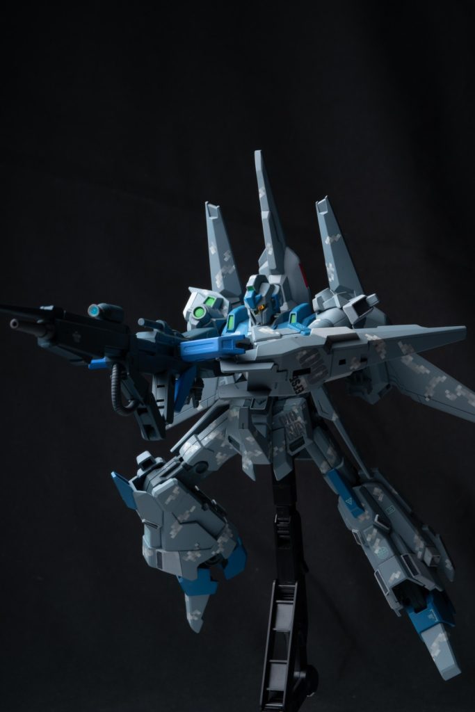 メガバズーカランチャー射撃体制。グリップアングルが可動範囲の関係で制限されるのでかなり削り込みをいれてなんとか構えさせられました