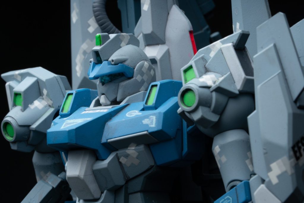 別頭部バリエーション。GM3ビームマスターの頭部を当初は取り付けていましたが自分の好みでやはり標準リゼルの顔がデフォルトになっています。これはこれでカッコいいんですけどやはり量産型MSはさっぱりした顔の方が好みですね。今回の製作にあたり一番の思い出はピクセル迷彩の水転写デカールの貼り付け行程でもう何度挫けそうになったことかw細かいし、油断するとすぐ剥離するし正直二度とやりたくないと思うくらい面倒でしたwまぁ重労働に見合う見映えになった事が最大の労いだったかもしれません。 