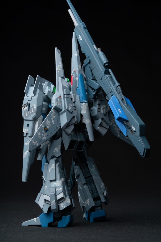 リヤビュー。メガバズーカランチャーは新規製作されたマウントに装備され固定された状態でも射撃可能ですが、より精密射撃の際にはマウントを切り離しての保持射撃も行えます。