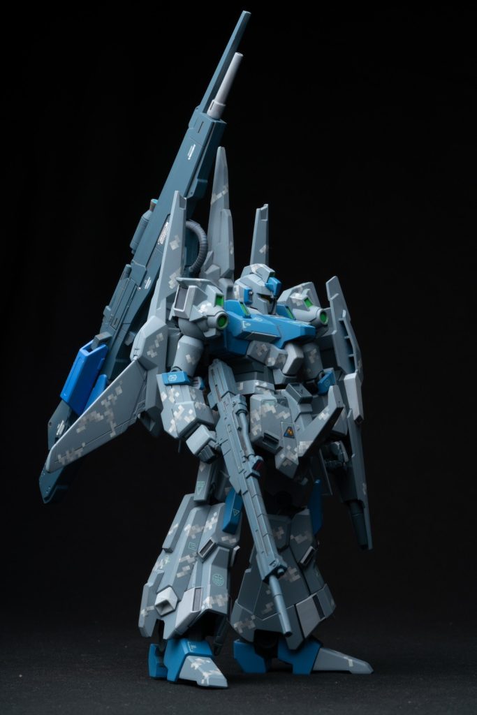 フロントビュー②機体自体は試験運用機ならではのグレーを主体としたカラーリングにデジタルピクセル迷彩を組み合わせてよりワンオフカスタムの装いを目指してみました。