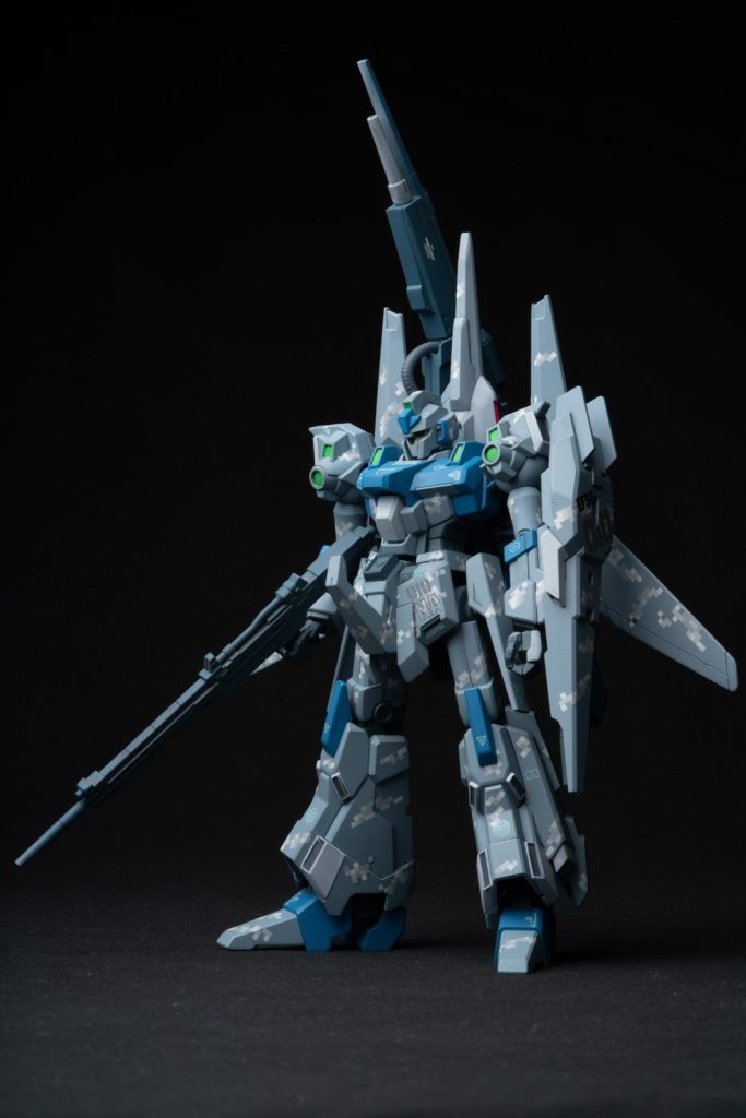 フロントビュー。量産機としてはかなり高性能機であり追加装備のバリエーションも複数ある機体ですが、 ビームランチャーをZガンダムの兵装であったメガバズーカランチャーに置き換える事で超長距離射撃に対応可能な機体としてアップデートを施してあります。