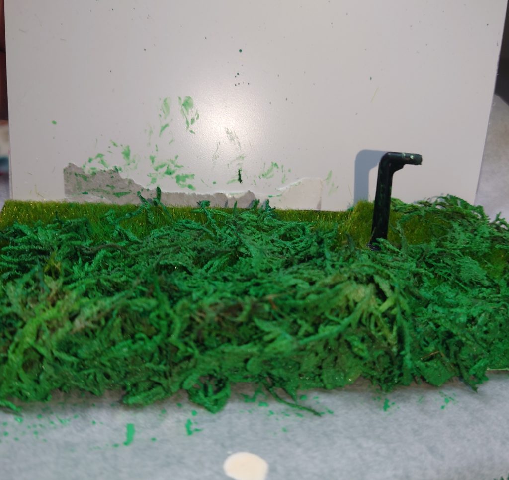 ジオラマ100均のガーデニング用苔と芝生シートをプラ板上に作り背景はあとから貼りました。ーーーーーーーーーーーーー