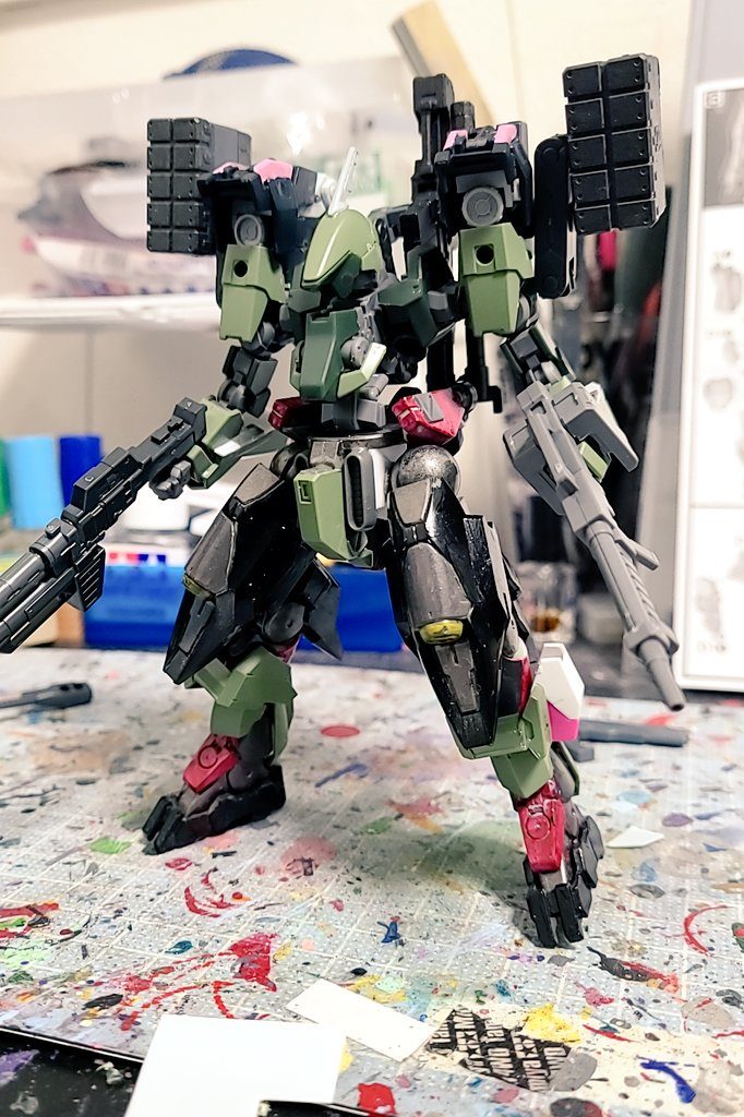 基本的にはグレイズを使用し、下半身はストライカージンクスを使用個人的に「ACは人形の形をしてるけど肩の位置が頭と並行で、股関節も少し広い。あと肘が飛び出てる」というイメージがあるため体型を少しいじった