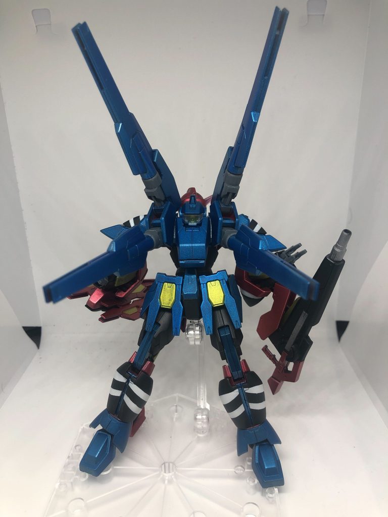 リボーンズガンダムの特徴を活かして、背面はタンクタンクフォームのカラーリングにしていますタンク要素ないので、完全にキャノンキャノンフォームですね