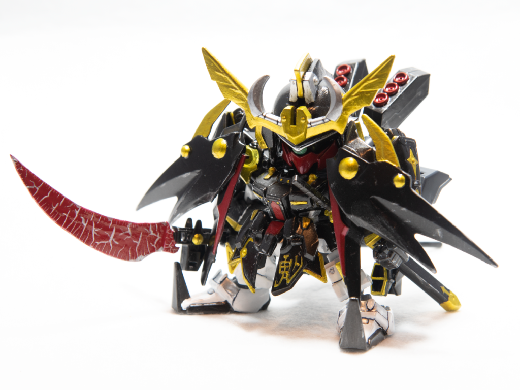 そして、砕牙頑駄無の目玉ギミックである「砕虎導牙形態(サイコドーガ)」!!写真を編集し終わってから気が付いたのですが、兜の真ん中の角をですね、立てて無いのですね。撮り直す気力はありませんでした。羽はデスサイズヘルのモノとサザビーのシールドを真っ二つにして使用しています。実は作成中にHGサイコドーガの発売をきっかけに砕牙頑駄無が一瞬話題になったのですが、その際この砕虎導牙形態はサザビーモチーフであることが判明。そこから一気にサザビーに寄せるように制作出来ました。ギガ・コマンダー サザビー的な雰囲気もあるかも?