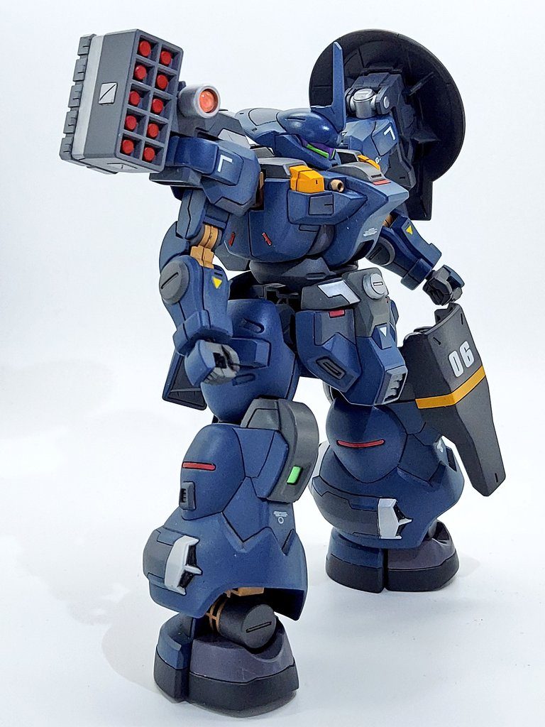 ミサイルポッドにはランナーから切り出した弾頭を埋め込んでます