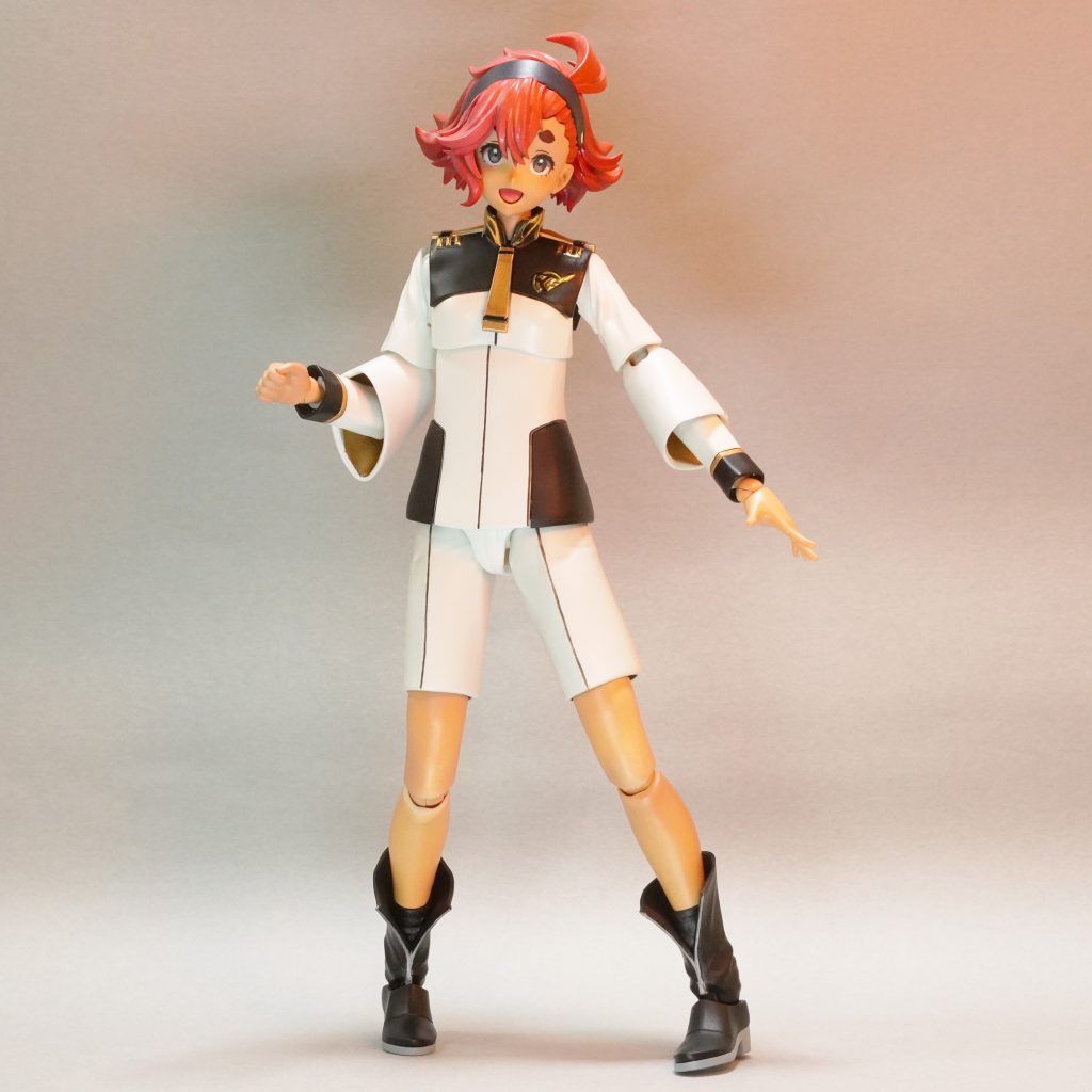 使用したカラーは水性ホビーカラーのサーフェイサーホワイト・ブラック、モンサレッド、あずき色、グランプリホワイト、オレンジ、薄茶色、ブラウン、オレンジイエロー、スモークグレー、ティターンズブルー２、明灰白色（１）、ゴールド、ペールグリーン。タミヤエナメルのフラットブラウン、フラットアルミ、ホワイト。髪や顔はグラデーション塗装をしましたが、多くの種類を使用しました。