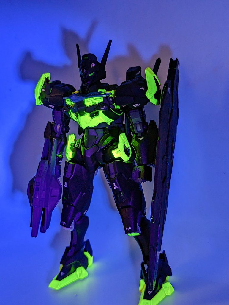 蛍光イエローがUVライトに反応して光ります。