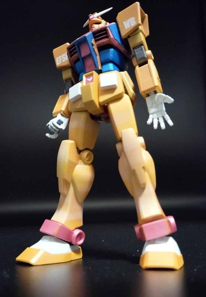 黒背景メイン塗装はキャラクターイエローの後クリアゴールド＋艶消し塗装でなんとなく元ネタのイメージに近づけたかな？！脚部にクリアホワイトでハイライト入れてみましたが、失敗な感じ(;^_^A