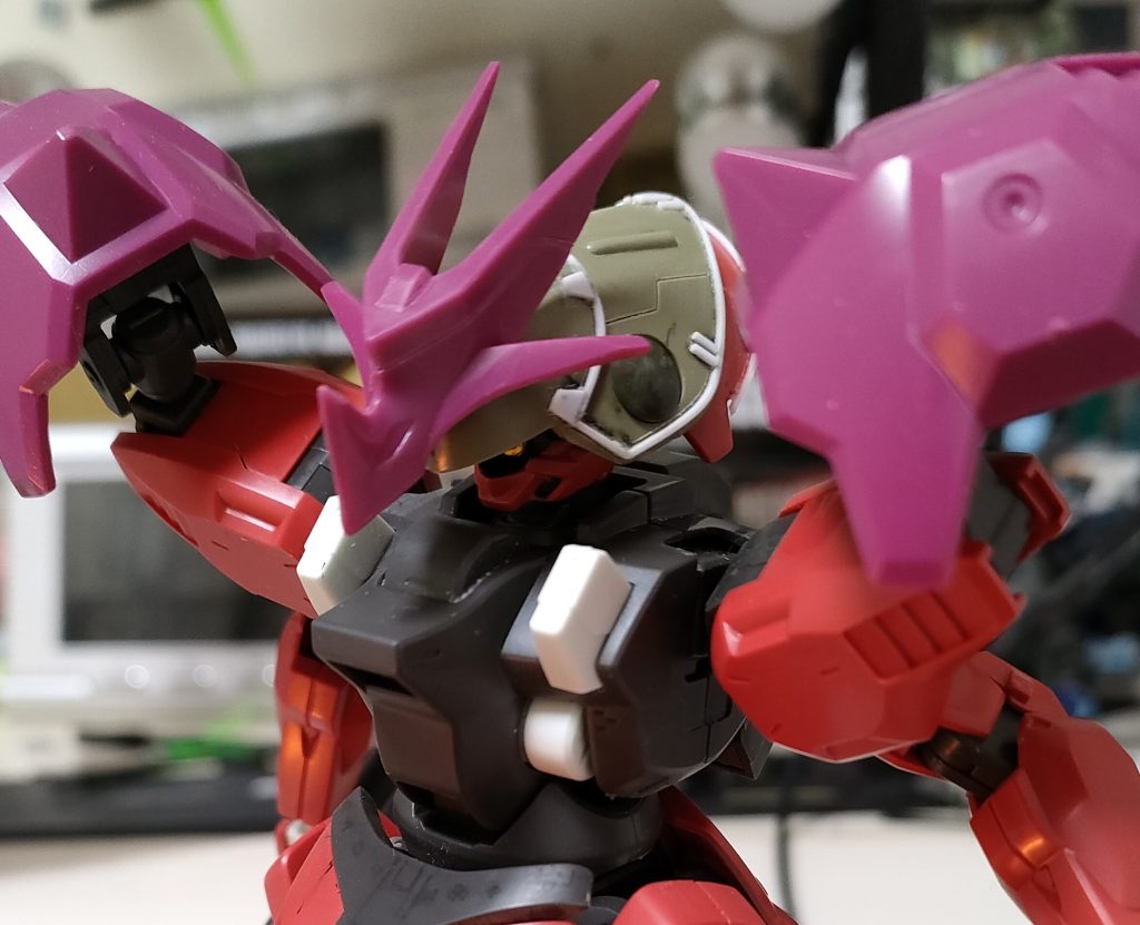 頭部はマラサイとグエルディランザのパーツを。兜っぽく→武士→グラハムという流れになりました😅