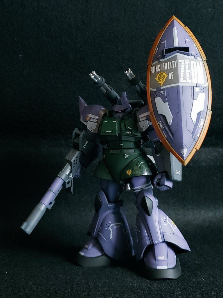 コイツの1番の特徴は両肩ガトリングと多重間接のシールド！ふ