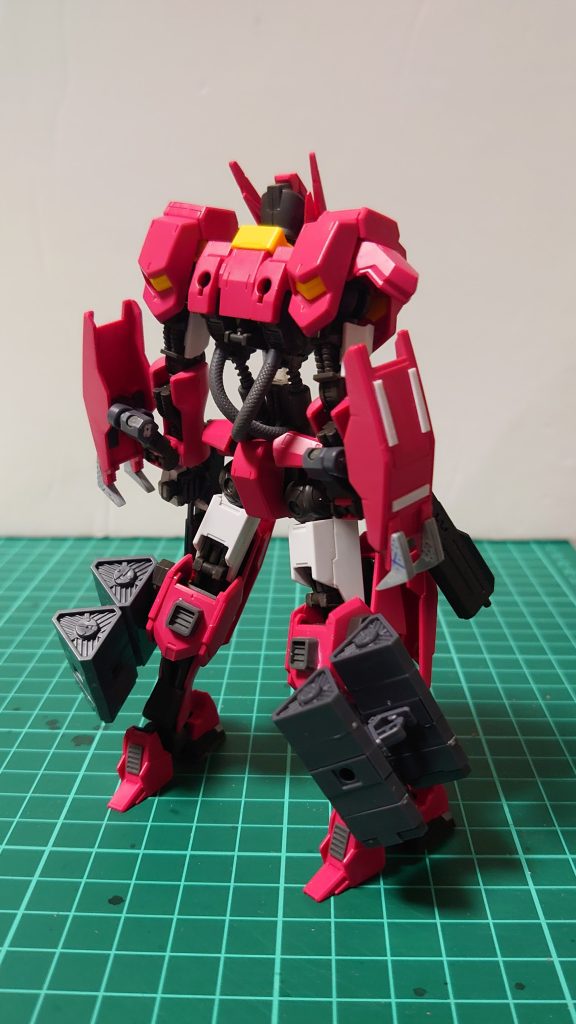 碗部のシールドは横向きに変更して爪を追加しました。腰のフレームはシリンダーからスプリングに変更し動力パイプを追加しました。