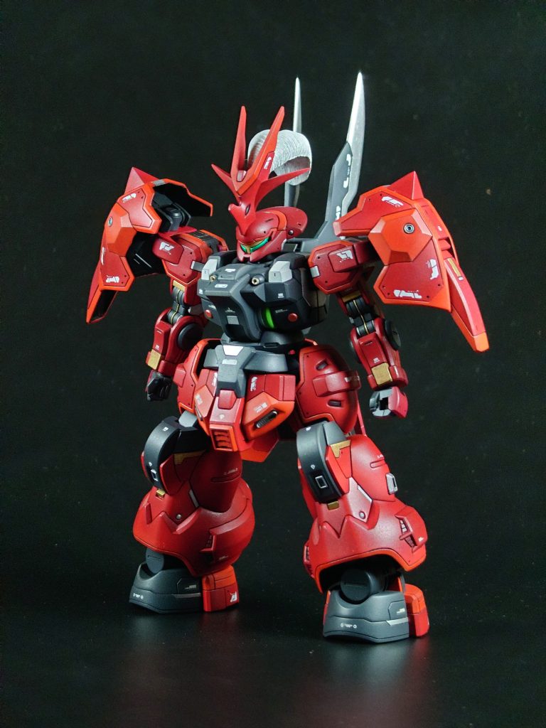 プロポーションは変更せず、ディティールアップを中心に改造しました。頭の羽飾りの表現は悩みましたが、HJの作例を参考にナイフで細かくスジを彫りました。