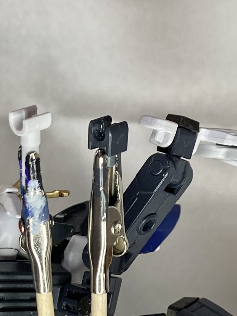 ここのパーツがロールアウトがずれ込んだ1番の原因です。本来のスカイハイウイングの白いジョイントパーツは翼側との隙間が多く、大きな翼の荷重が最も掛かる部分だけに固定しようにも接着強度も充分に取れない物でした。しかし先月新発売の30MMのジョイントパーツセットの内の1つがまさかの翼との隙間が全く無い理想的な形状で、これまでの遅滞が嘘のように完璧な仕上がりになりました。