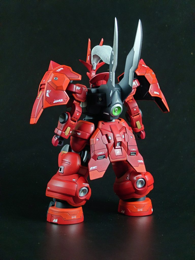 おけつ腰アーマーや足のスラスターはくりぬいてプラ板で裏打ちしてディティールアップパーツを埋め込みました。