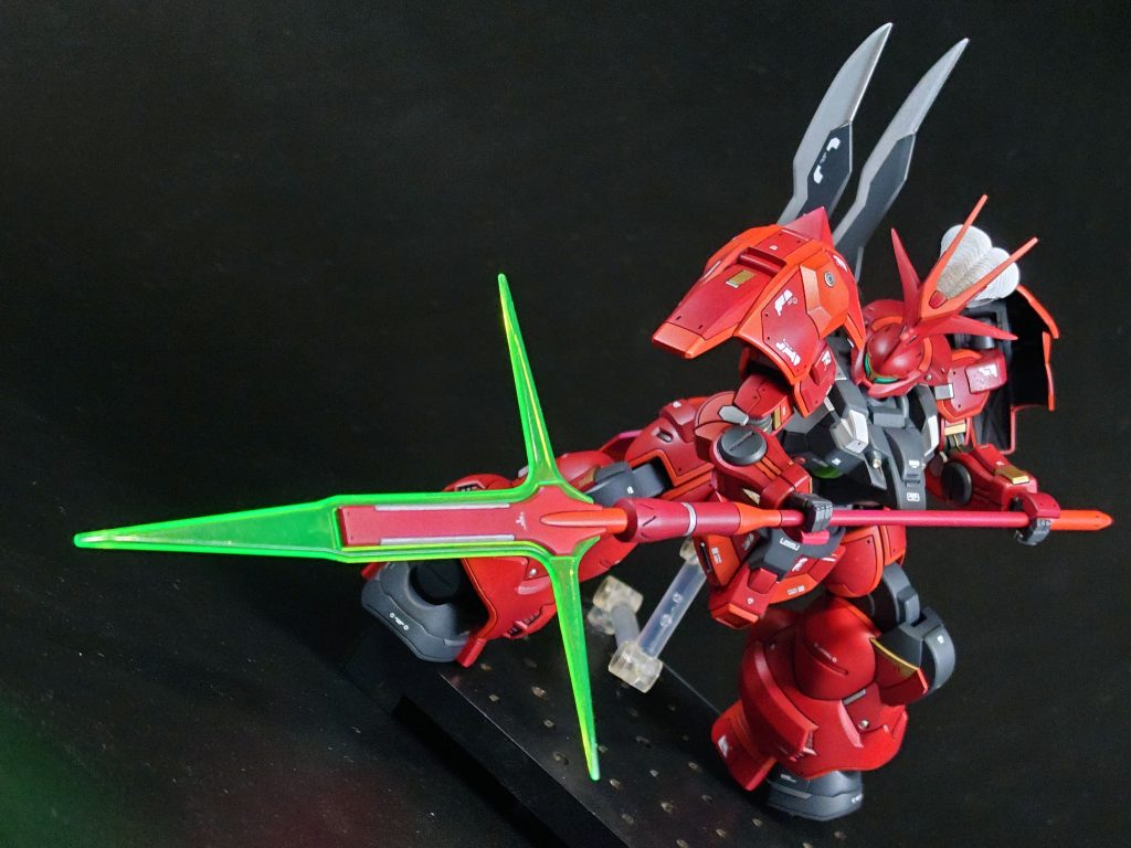 メイン武装のビームパルチザン箱絵を意識したポーズ