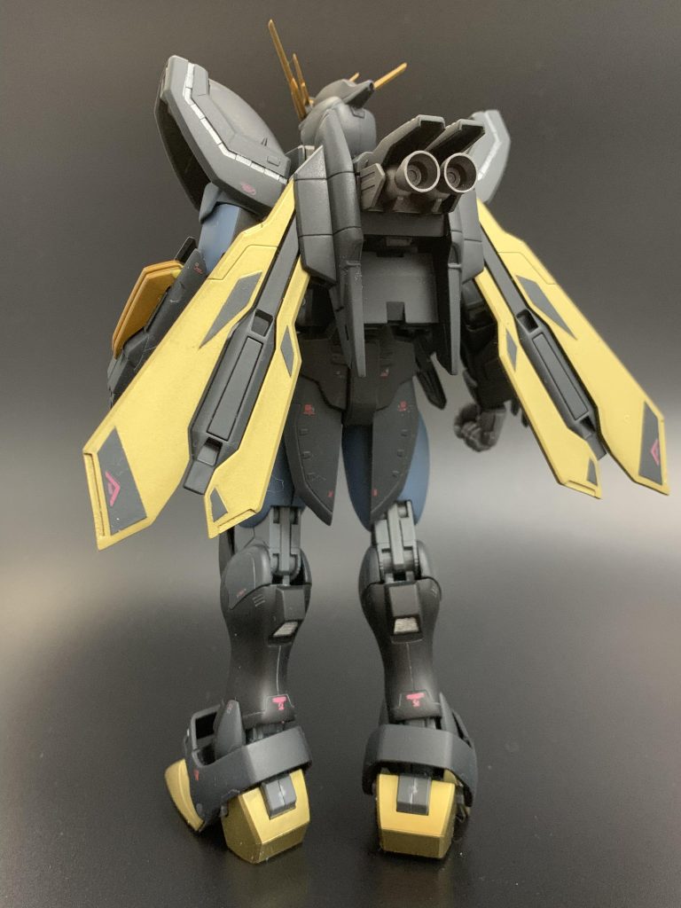 ウイングが金一色だと下品に感じたので、ディテール追加で黒の模様入れてみました。