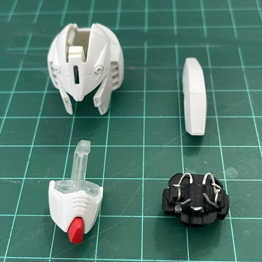 分割は前後挟み込み構造(モナカ)だった物を、塗装と電池交換を考慮して写真のようにしましたトサカを外して下に押せば電飾ユニットを外せます