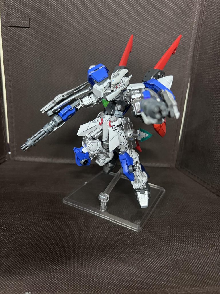 ブルーフレームの膝をそのまま残した感じです。ただ近接武器ではなくGNガトリングを装備させています。、、、だってガトリング好きなんだもん!(デカいのは設定上無理があったため止むなく小さいのを)